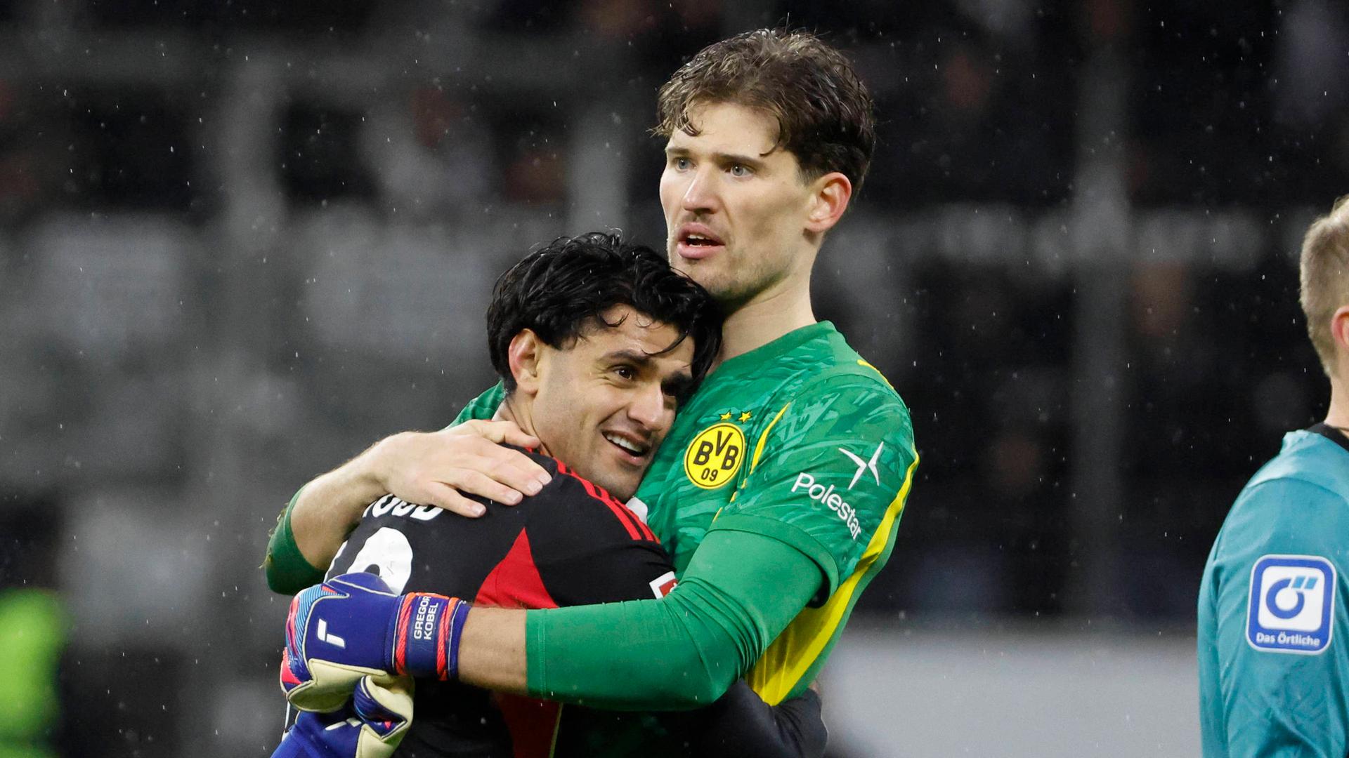 Mo Dahoud herzt Gregor Kobel | IMAGO/STEINSIEK.CH