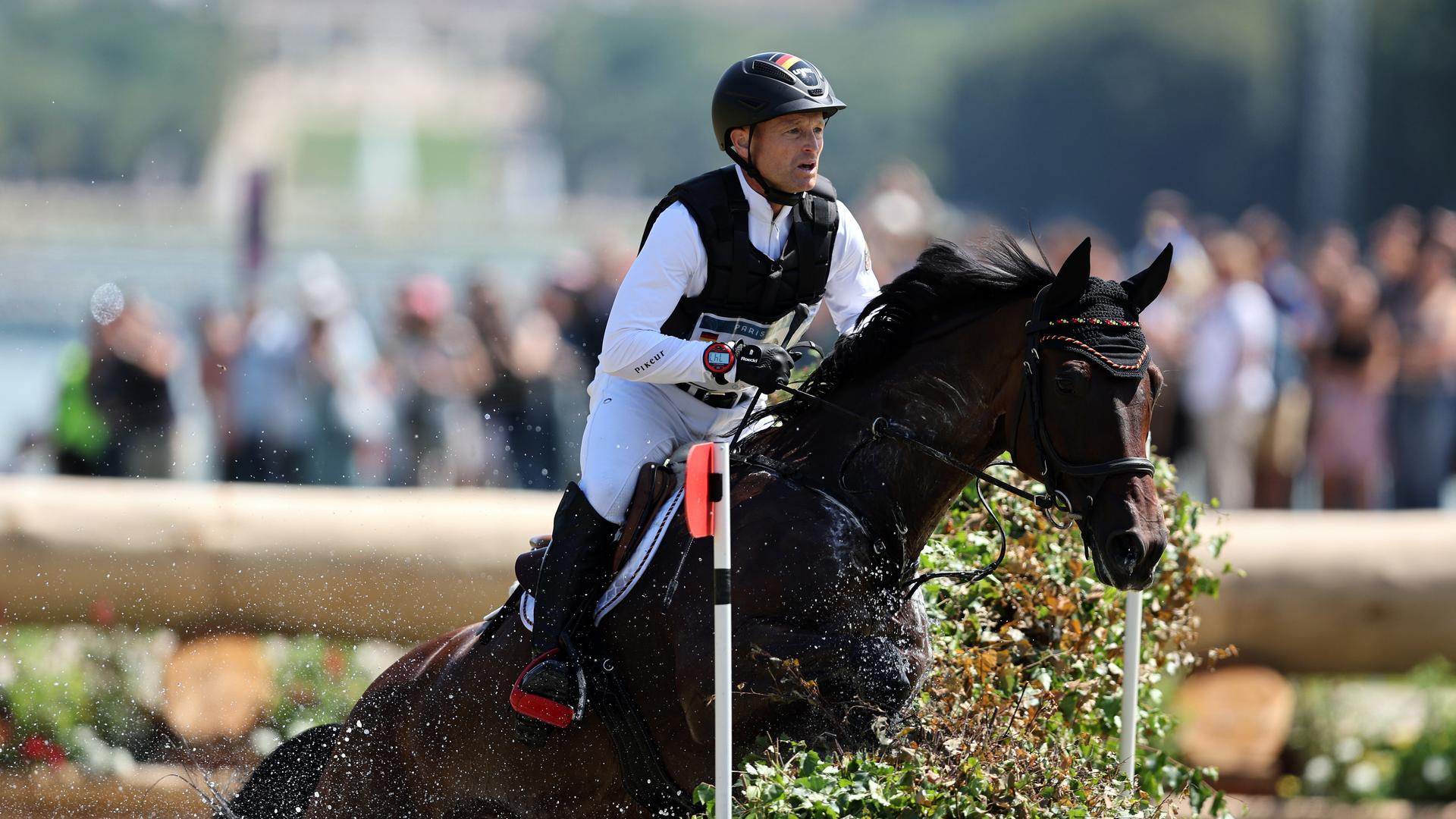 Michael Jung während eines Geländeritts bei den olympischen Spielen in Paris | picture alliance / sampics / Stefan Matzke