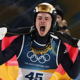 Der deutsche Skispringer Philipp Raimund freut sich über seine Goldmedaille