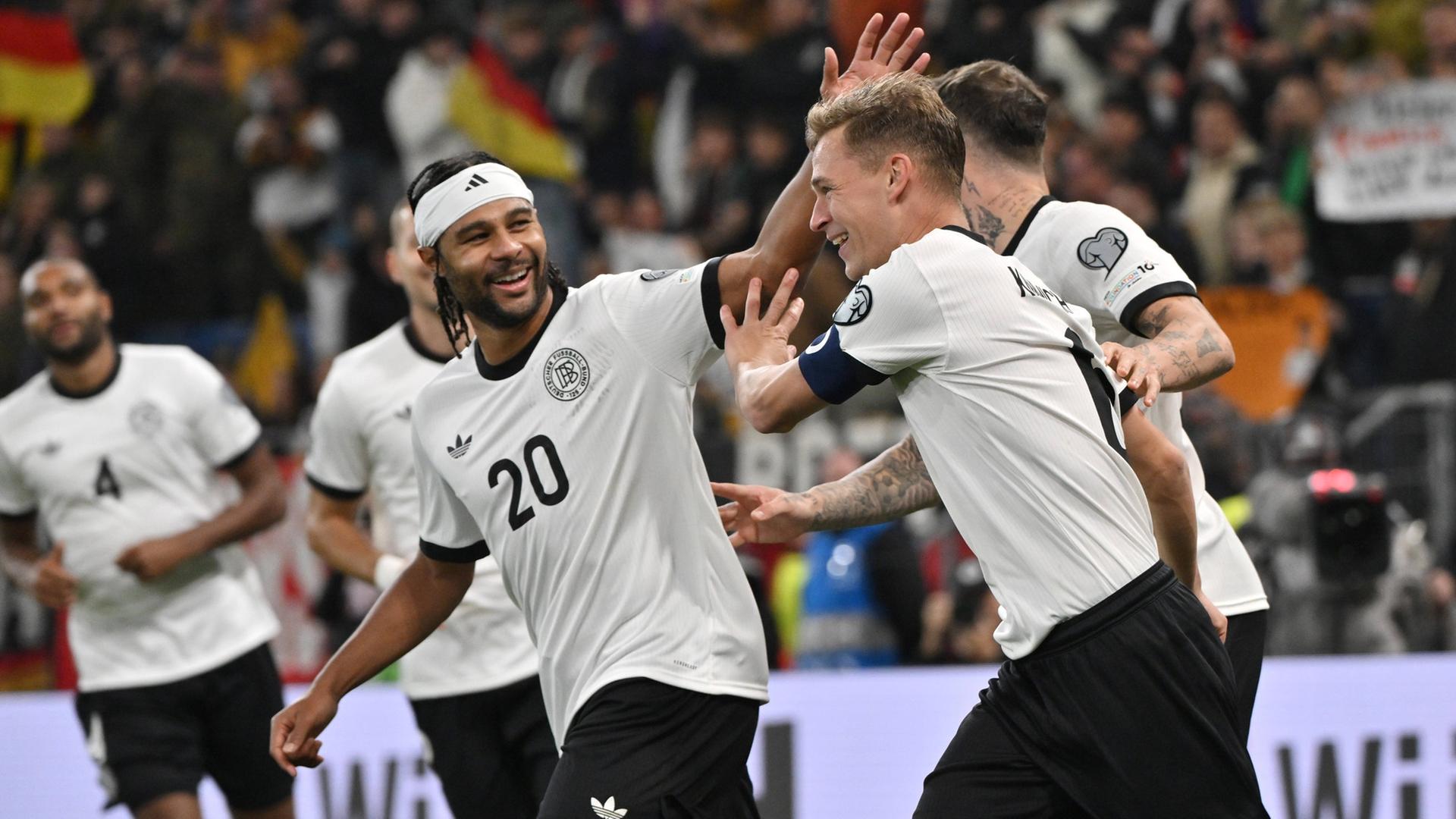 Joshua Kimmich jubelt mit Serge Gnabry (l.) | IMAGO / Team 2