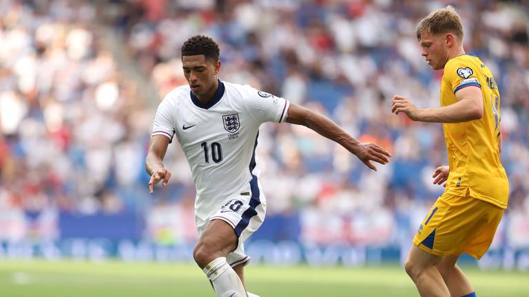 Pau Babot vom Hanauer SC im Einsatz für Andorra gegen Englands Jude Bellingham