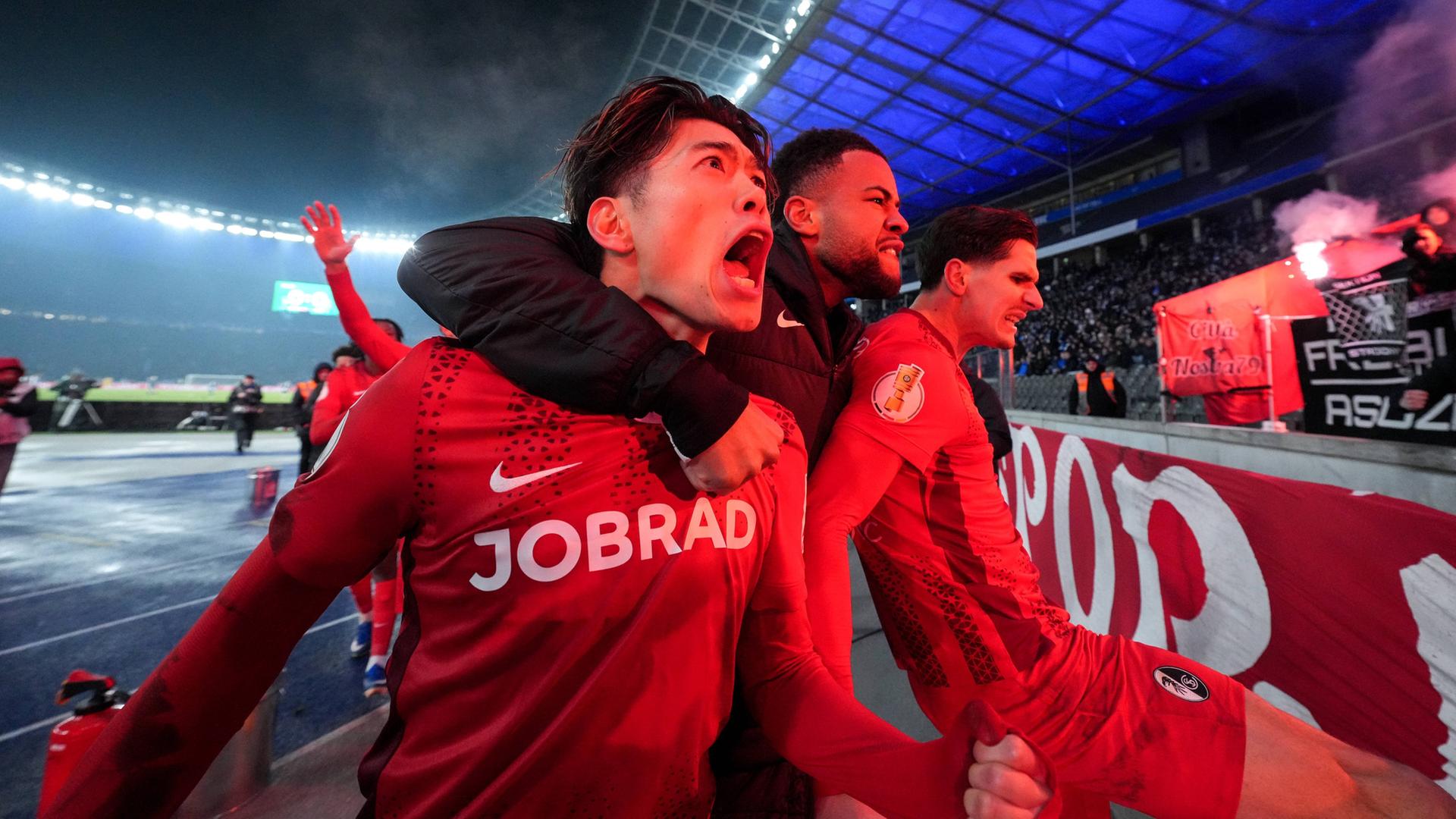 Freiburgs Yuito Suzuki, Noah Atubolu und Igor Matanovic jubeln | IMAGO / STEINSIEK.CH