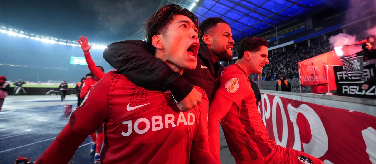 Freiburgs Yuito Suzuki, Noah Atubolu und Igor Matanovic jubeln