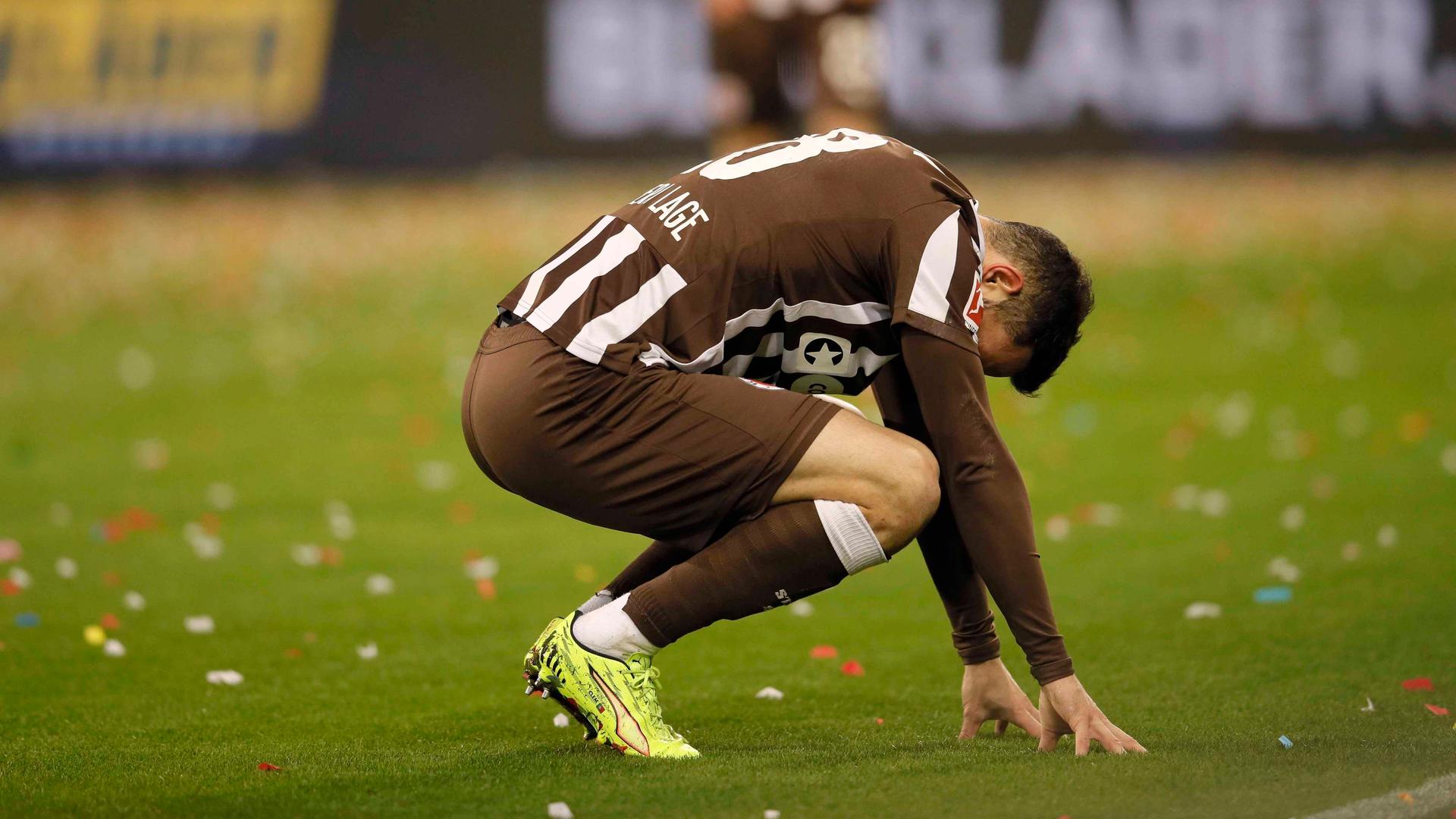 St. Paulis Mathias Pereira Lage schaut enttÃ¤uscht zu Boden | IMAGO/Claus Bergmann