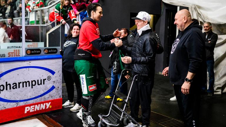Marco Niewollik (Mitte) Anfang März beim Besuch eines DEL-Spiels der Augsburger Panther