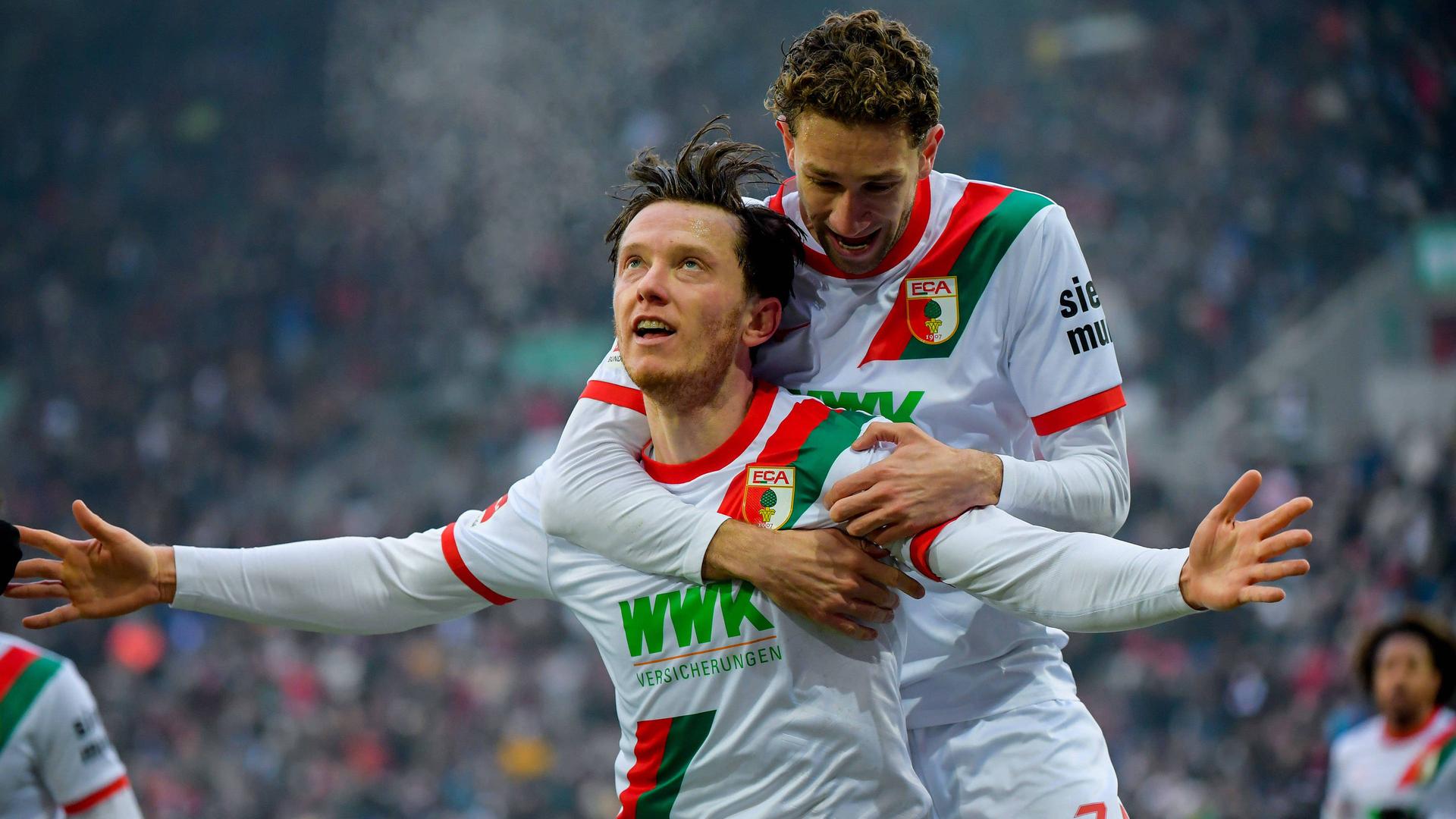 Fußballprofi Michael Gregoritsch (v.) bejubelt ein Tor für den FC Augsburg gegen den FC St. Pauli | imago/Hübner