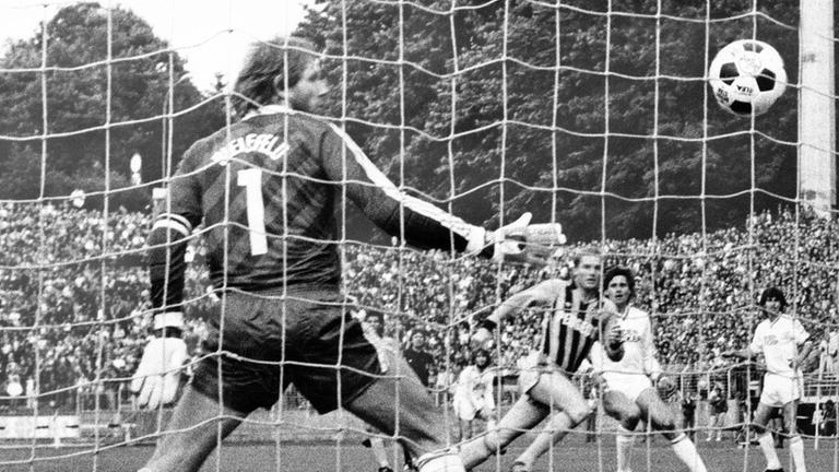 Michael Blättel trifft in der Relegation zum Tor des Monats Juni 1985 | imago Michael Blättel trifft in der Relegation zum Tor des Monats Juni 1985