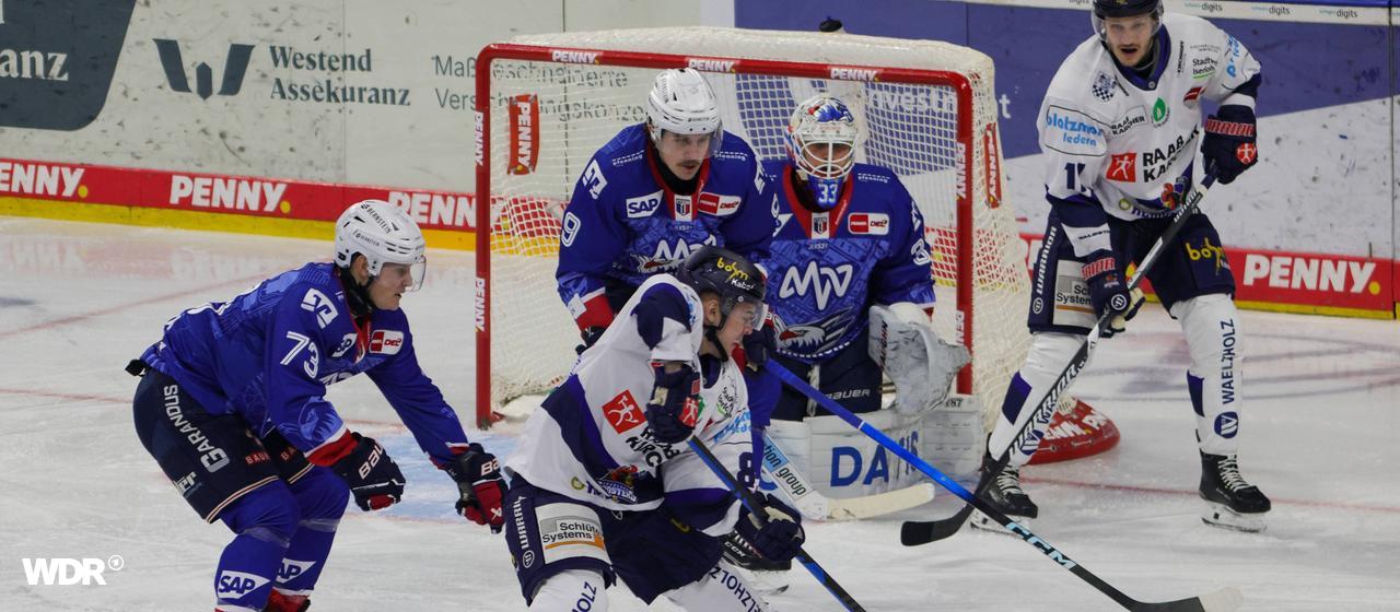 Daniel Geiger von den Iserlohn Roosters mit dem Rückhandpass im Spiel gegen die Adler Mannheim.