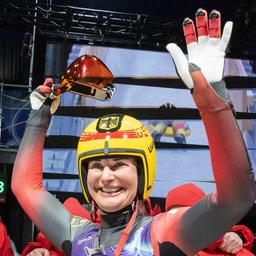 Julia Taubitz feiert ihren Olympiasieg