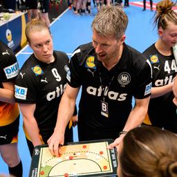 Trainer Markus Gaugisch (Deutschland) in der Auszeit mit der Taktiktafel.