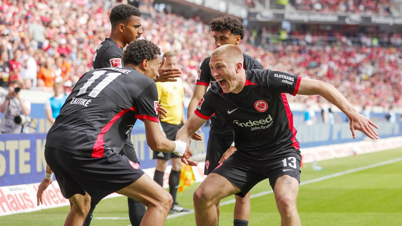 Die Frankfurter jubeln in Freiburg | Sebastian El-Saqqa / firo Sportphoto
