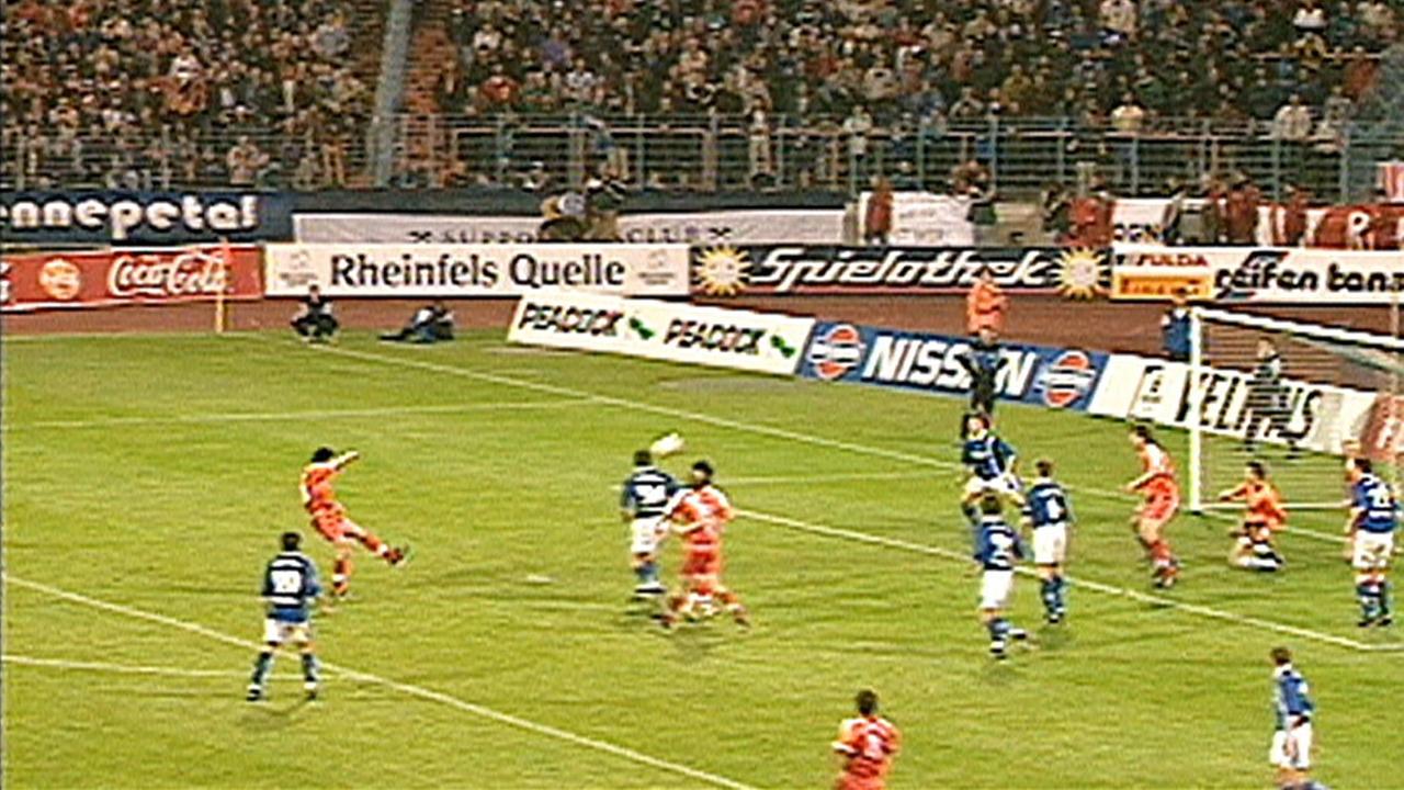 Oliver Held wehrt den Ball mit der Hand ab | WDR