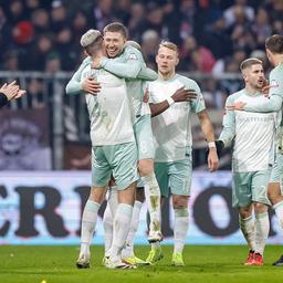 Trainer Ole Werner (l.) und die Spieler des SV Werder Bremen freuen sich.