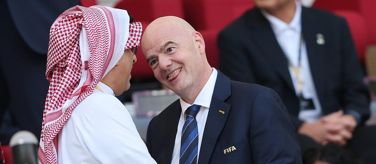 FIFA-Präsident Gianni Infantino mit einem Offiziellen von Katar während der WM 2022