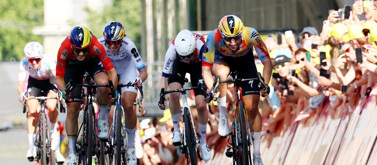 Niederländische Radsportlerin Lorena Wiebes (r.) sichert sich den Sieg der ersten Etappe