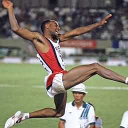 Der US-Amerikaner Mike Powell bei seinem Weltrekordsprung von 8,95 Meter 