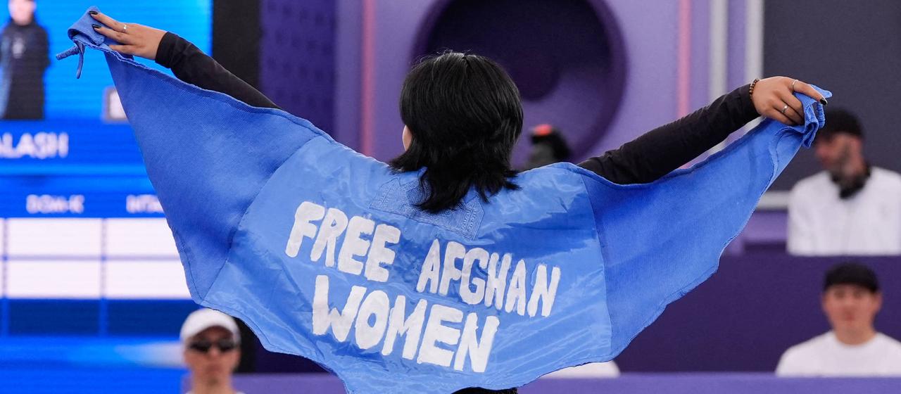 Afgahnin Manizha Talash mit der Aufschrift "Free Afgahn Women" auf ihrer Jacke