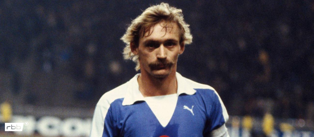 rbb-hertha-spieler-hans-weiner-im-mampe-trikot-auf-dem-spielfeld-100.jpg