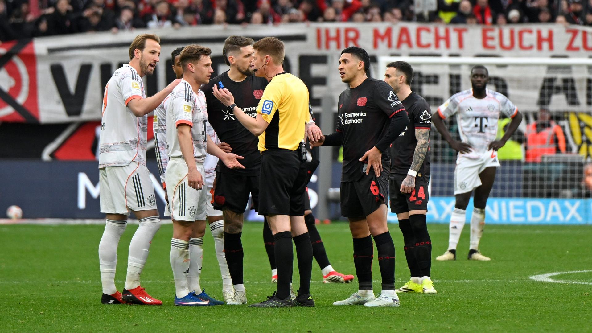 Harry Kane, Joshua Kimmich und Robert Andrich bei Schiedsrichter Christian Dingert | WITTERS