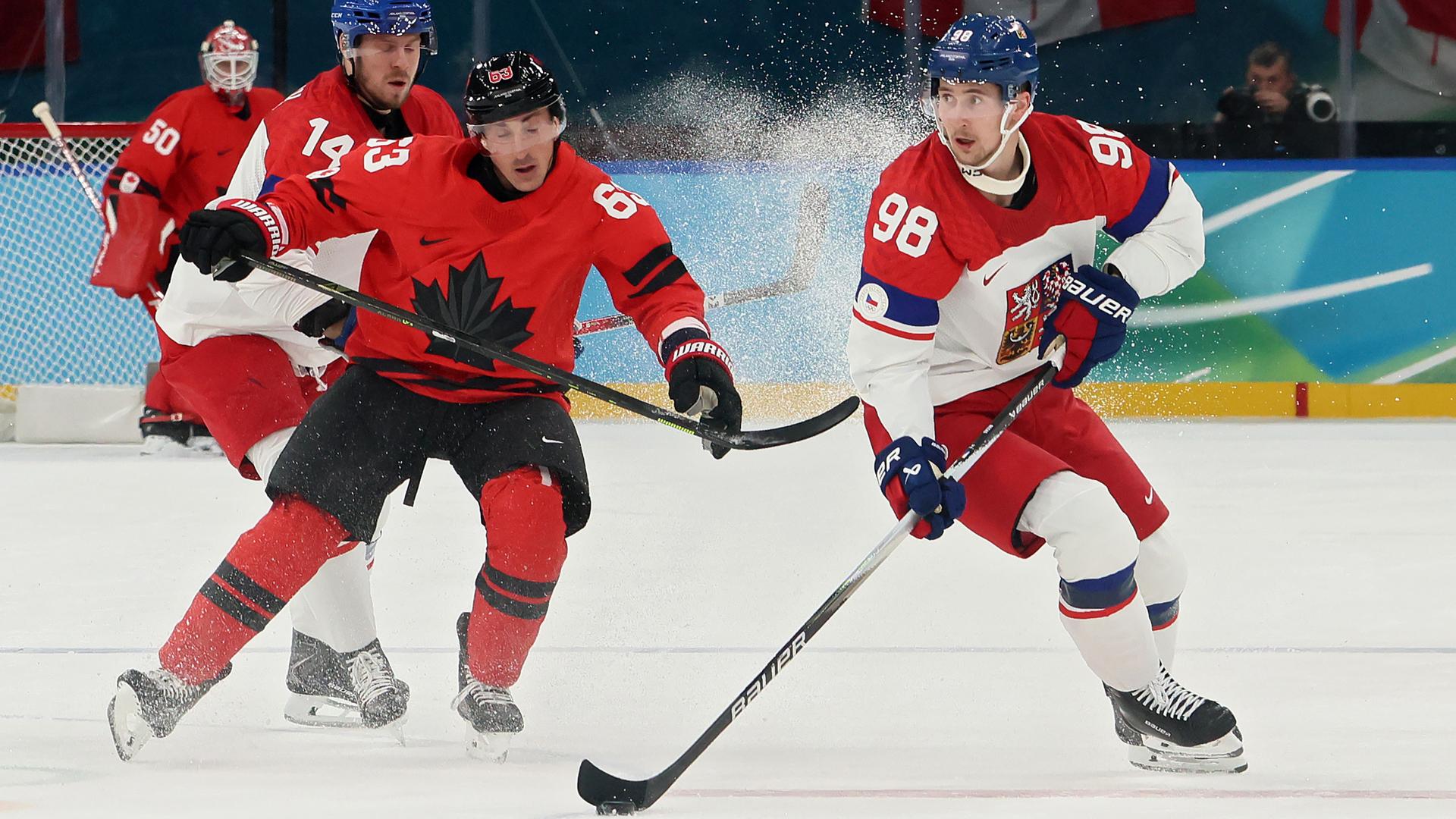 Der tschechische Eishockeyspieler Martin Neca fÃ¼hrt den Puck | Getty Images