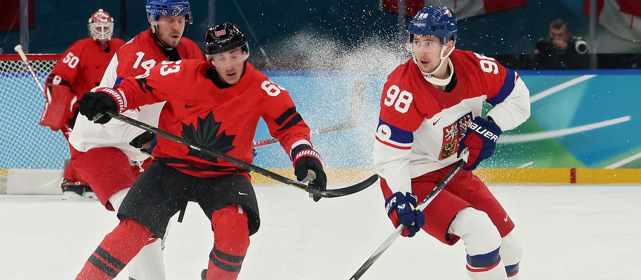 Der tschechische Eishockeyspieler Martin Neca führt den Puck