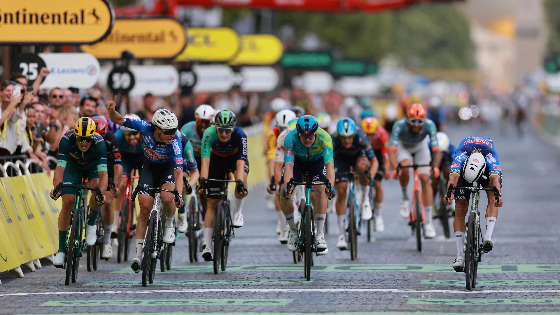 Pogacar schreibt Tour-Geschichte - Van der Poel siegt dramatisch in Paris