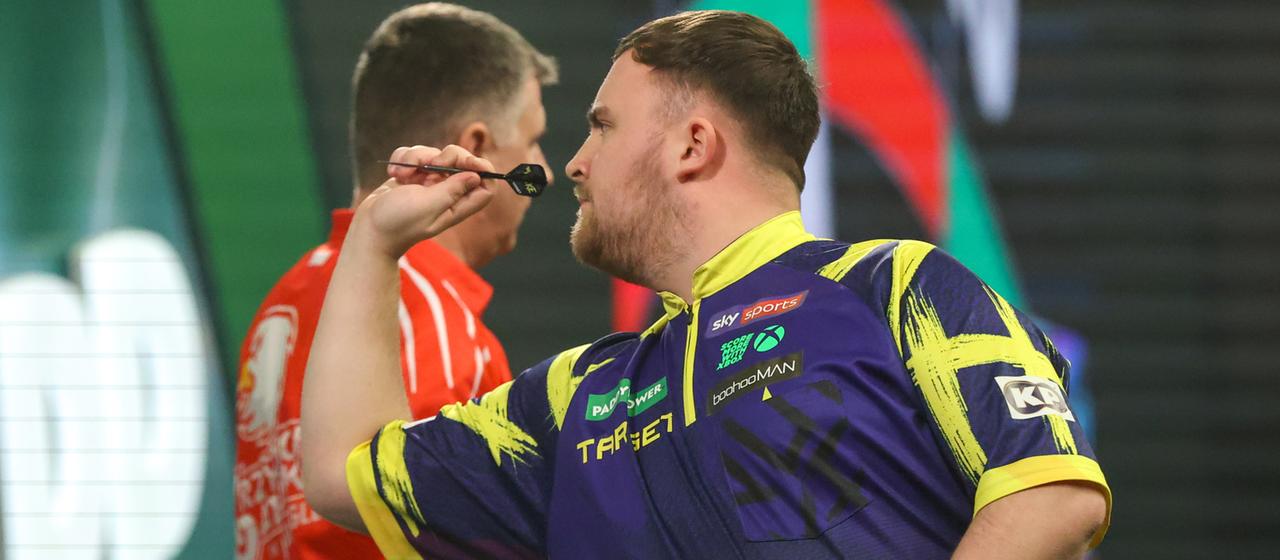  Der Engländer Luke Littler (l) neben Krzysztof Ratajski aus Polen