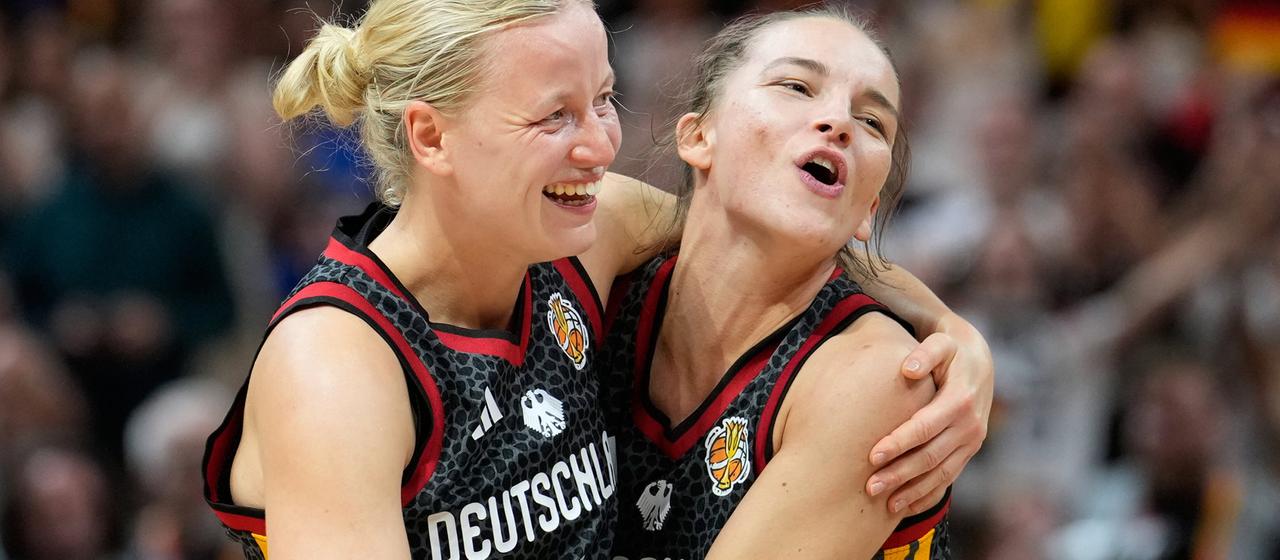 Emma Eichmeyer und Britta Daub freuen sich nach dem Sieg gegen Belgien