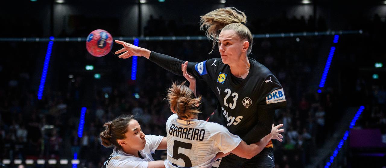 Annika Lott beim Wurf