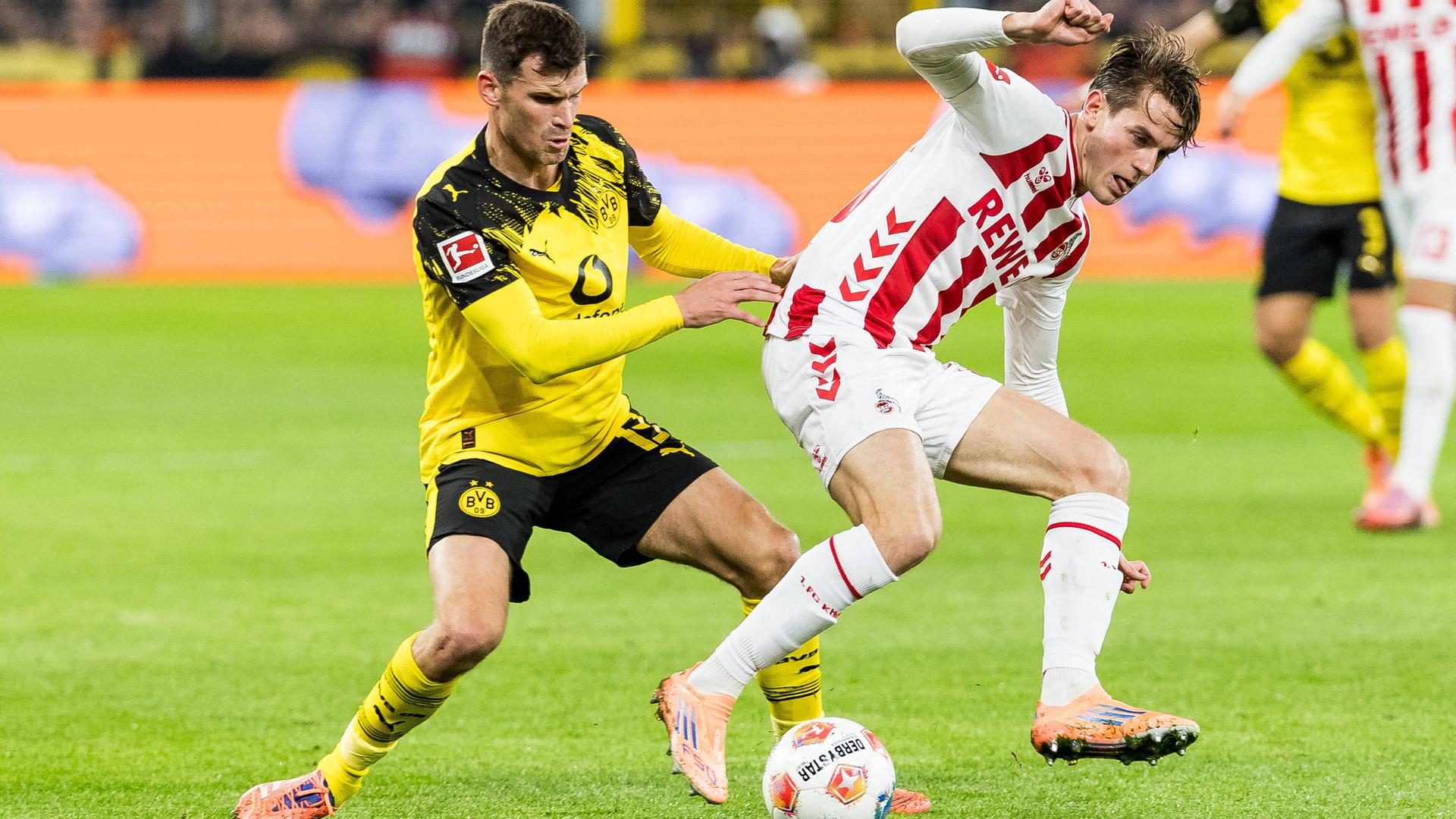 Kölns Jakub Kaminski im Duell mit Dortmunds Pascal Groß | IMAGO/BEAUTIFUL SPORTS/Wunderl