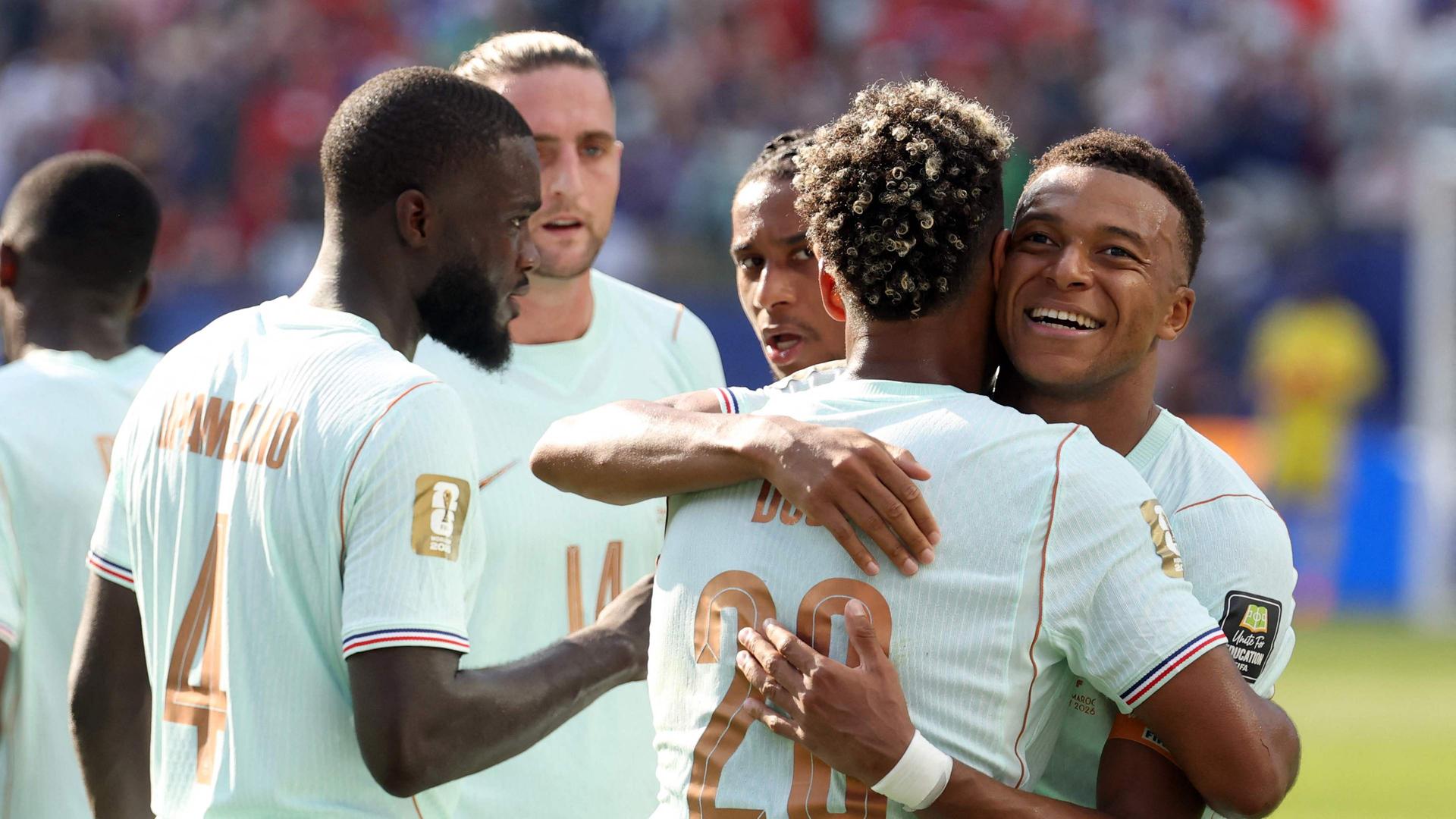 Kylian Mbappe bejubelt seinen Treffer mit Desire Doue | AFP