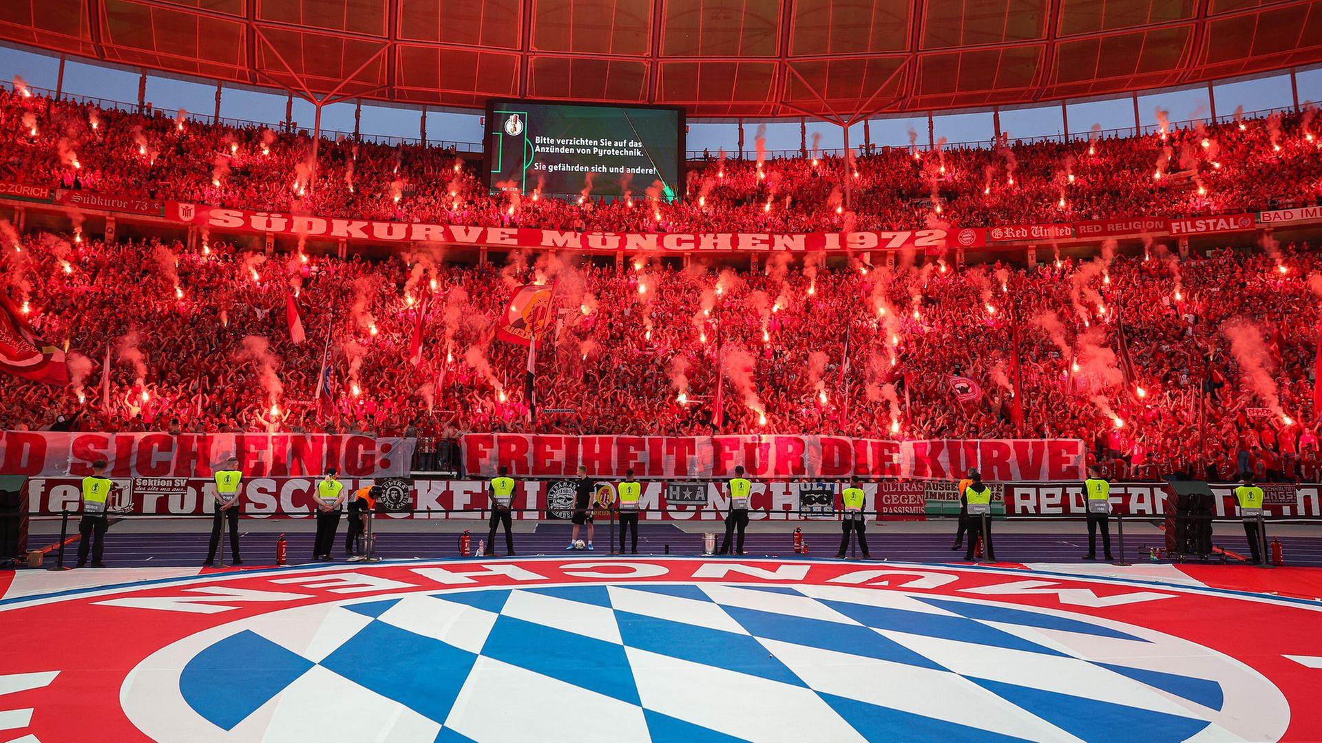 Die Fans des FC Bayern München zünden Pyrotechnik beim DFB-Pokalfinale gegen den VfB Stuttgart | picture alliance / osnapix / Marcus Hirnschal