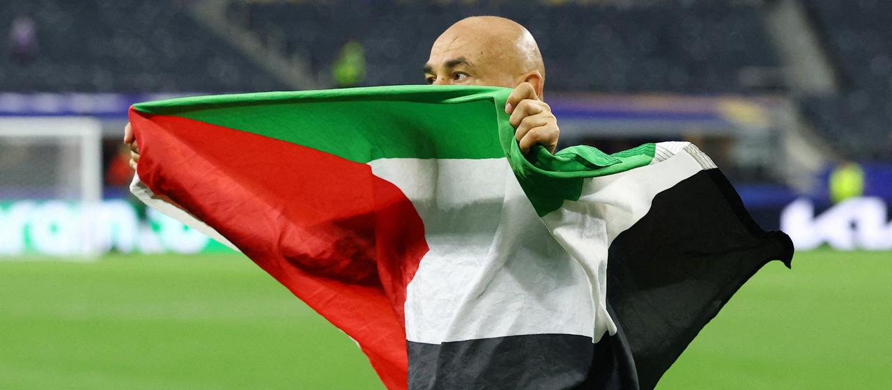Hossam Hassan präsentiert die Flagge Palästinas