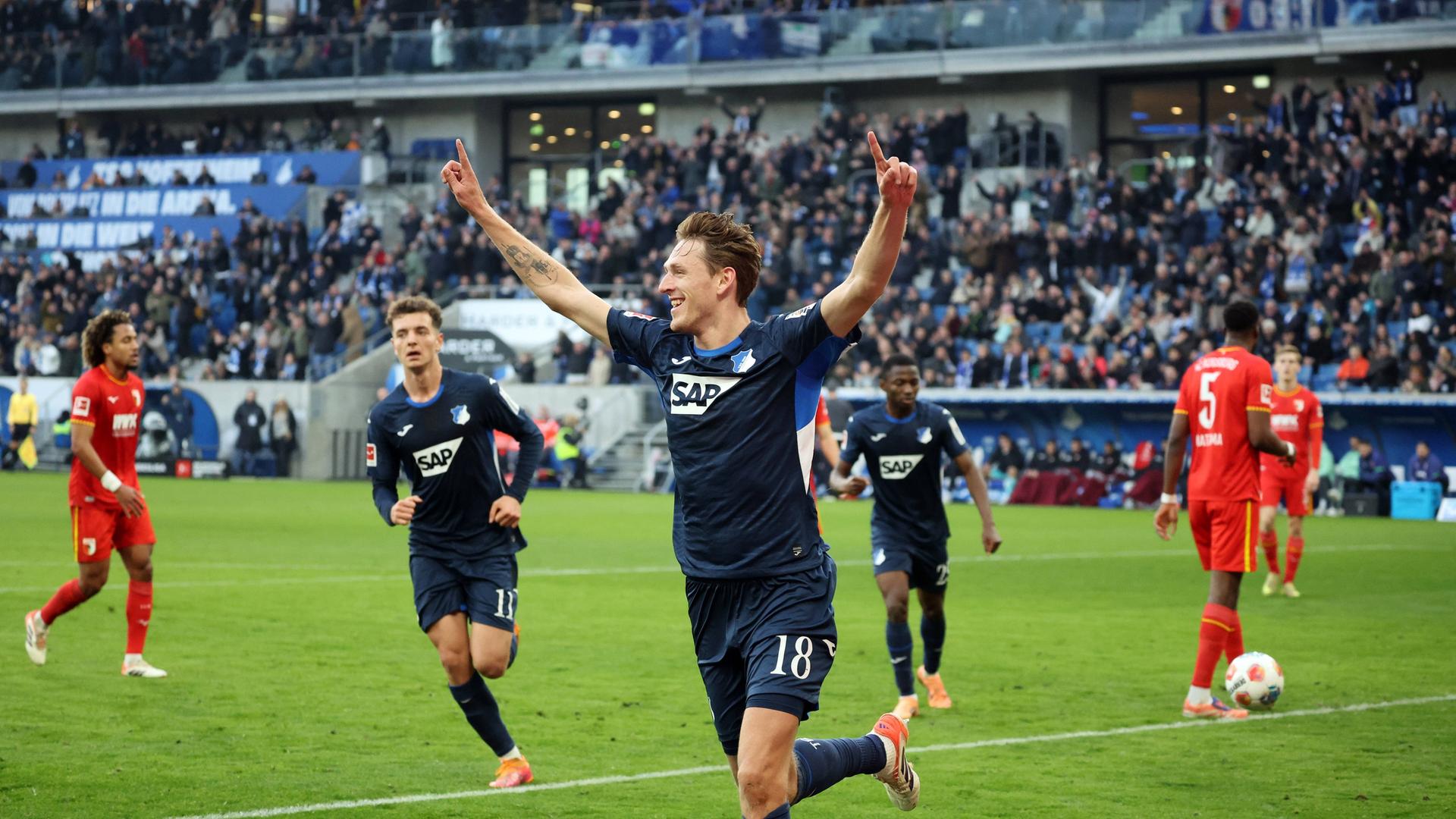 Hoffenheims Wouter Burger (v.) bejubelt seinen Treffer zum zwischenzeitlichen 2:0 im Spiel gegen den FC Augsburg | IMAGO / Sportfoto Rudel