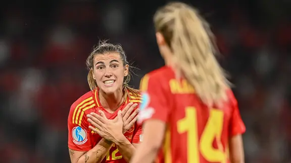 Müssen jetzt gegen die deutsche Mannschaft spielen: Spaniens Patri Guijarro (l.) im Dialog mit Laia Aleixandri