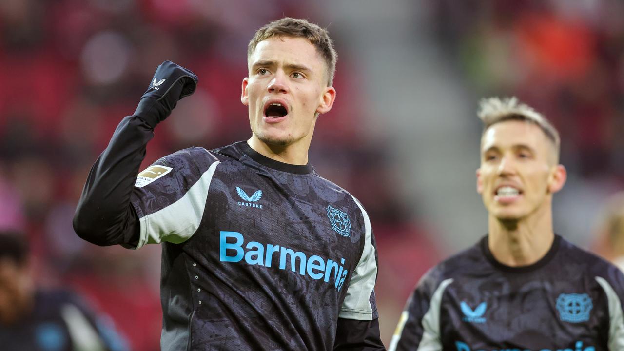 Fußballprofi Florian Wirtz von Bayer 04 Leverkusen bejubelt im Bundesligapsiel beim FC Augsburg einen Treffer | firo/Engelbrecht