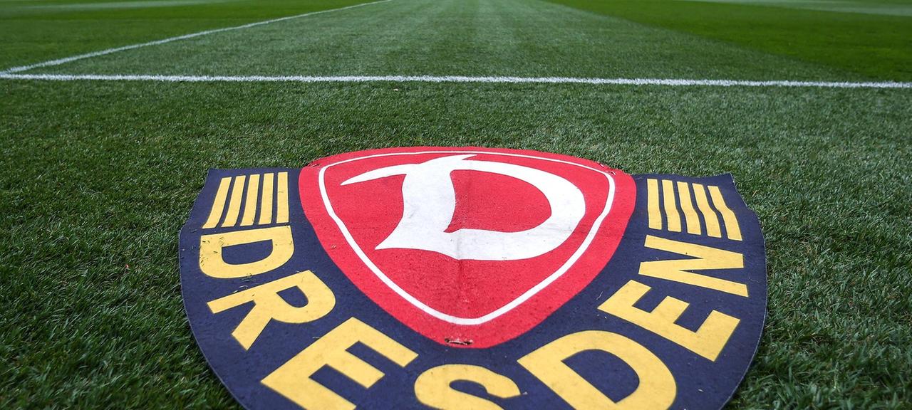 Logo von Dynamo Dresden | IMAGO/RHR-Foto Logo von Dynamo Dresden