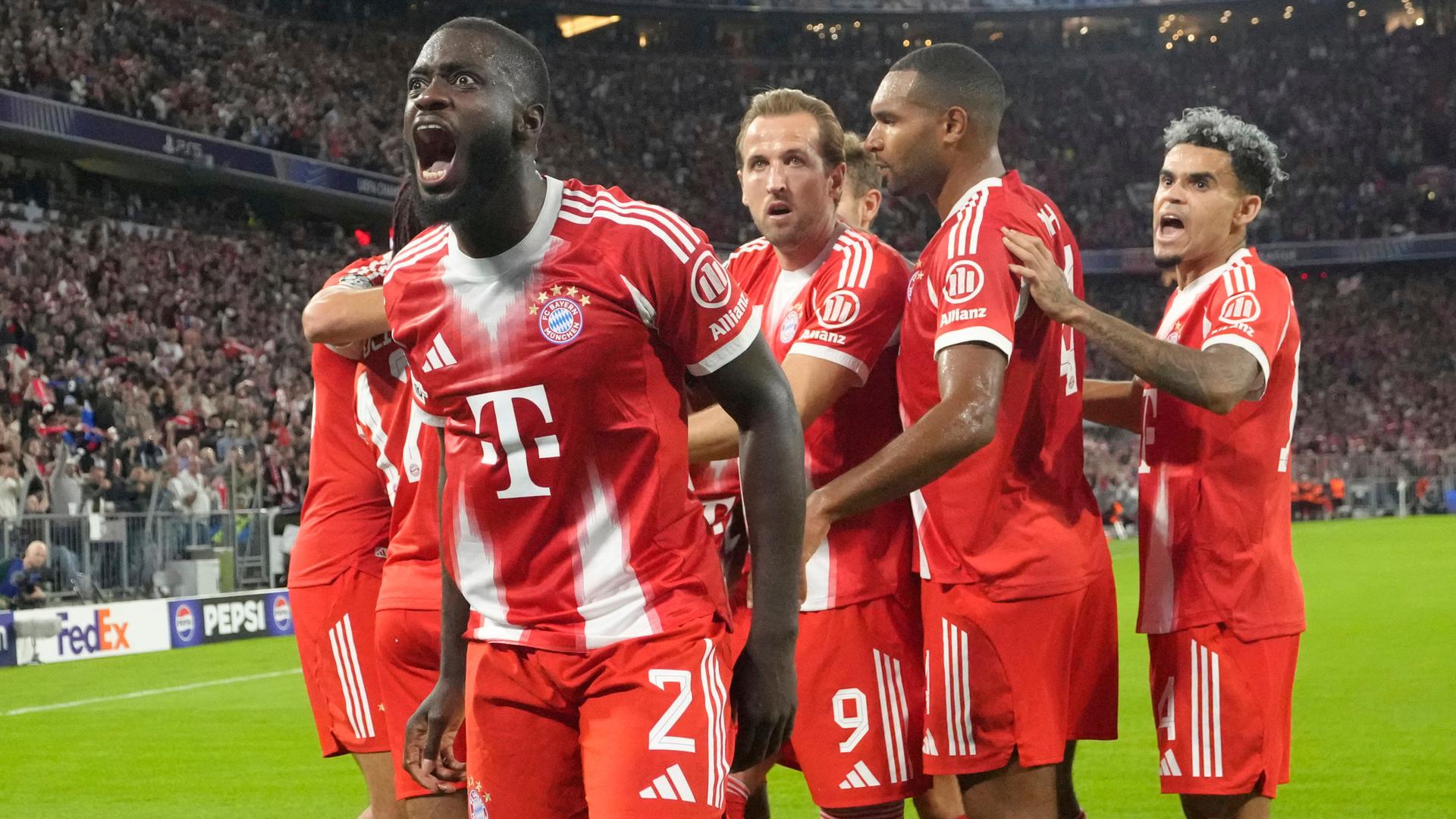 Die Spieler des FC Bayern jubeln im Champions League Spiel gegen Chelsea | AP