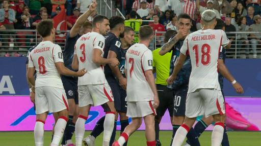 Miguel Almirón hält sich die Hand vor den Mund und sieht dafür die Rote Karte