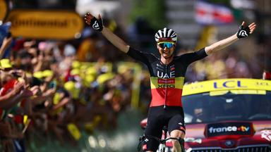 Tim Wellens jubelt über seinen Sieg auf der 15,. Etappe