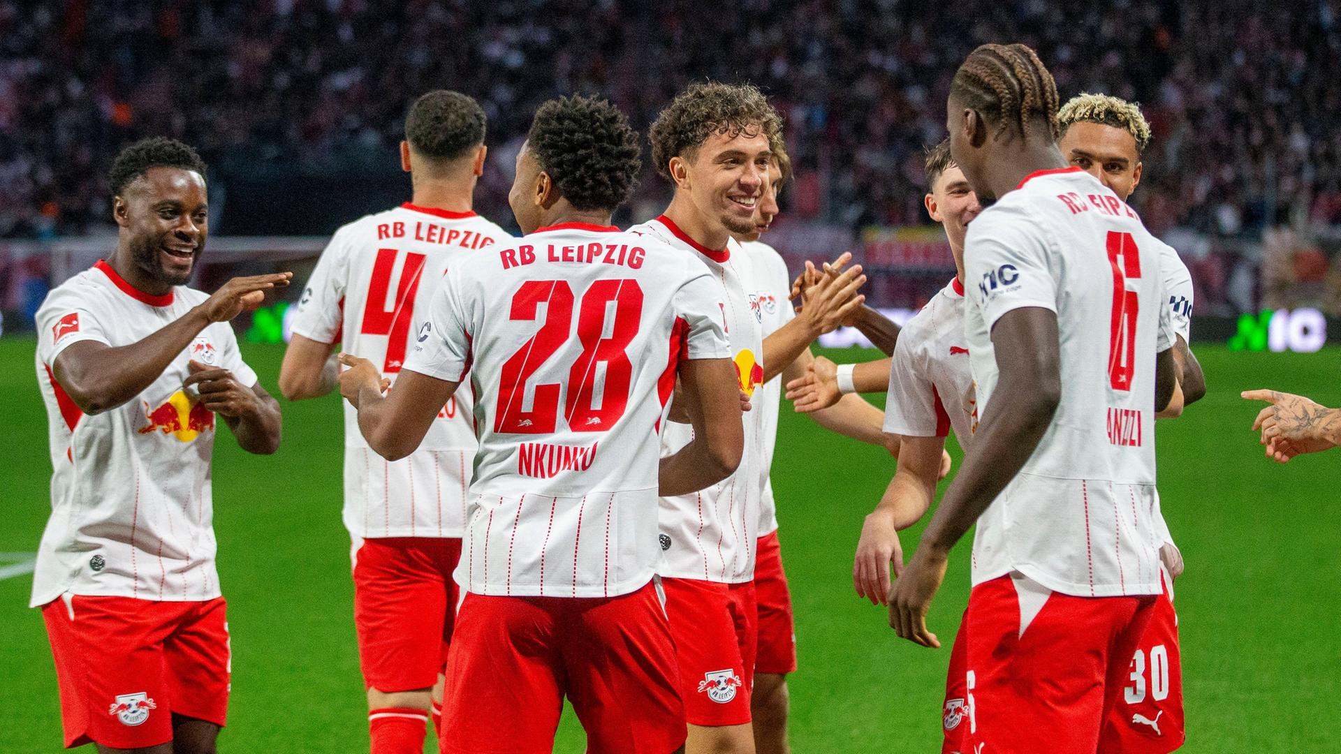Die Leipziger Spieler jubeln über die Führung gegen Eintracht Frankfurt | IMAGO/HMB-Media International