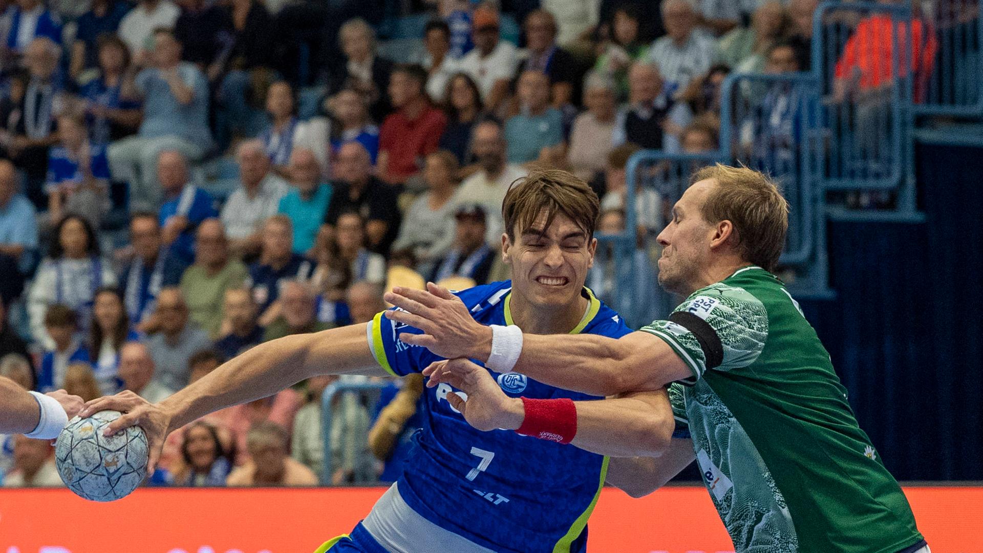Julian Köster (l.) im 1gg.1 mit Max Darj (r.) | IMAGO / HMB-Media
