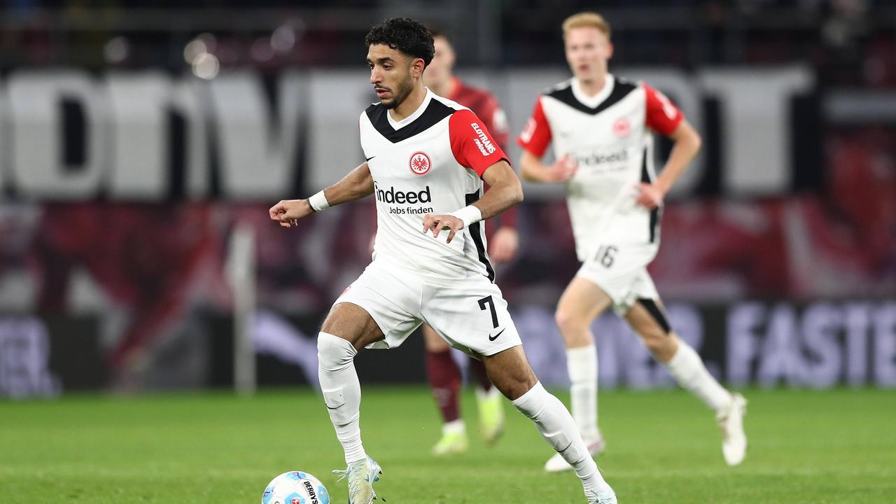 Omar Marmoush von Eintracht Frankfurt läuft mit dem Ball | IMAGO / Jan Huebner