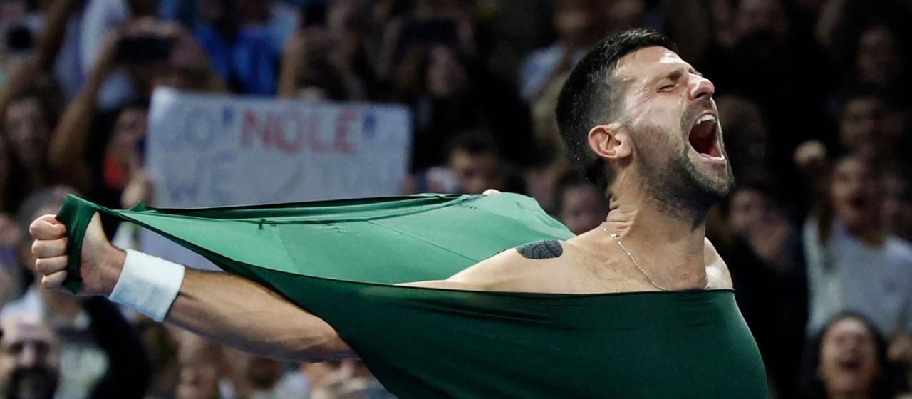 Novak Djokovic zerreißt vor Freude sein Trikot