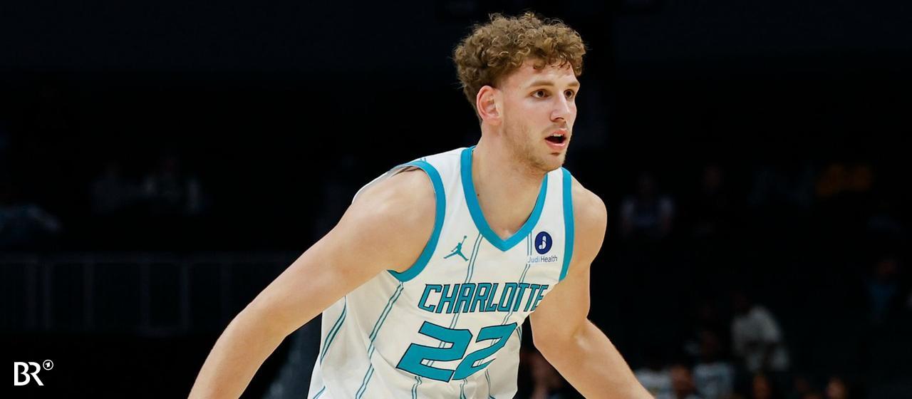 Hannes Steinbach im Trikot von den Charlotte Hornets