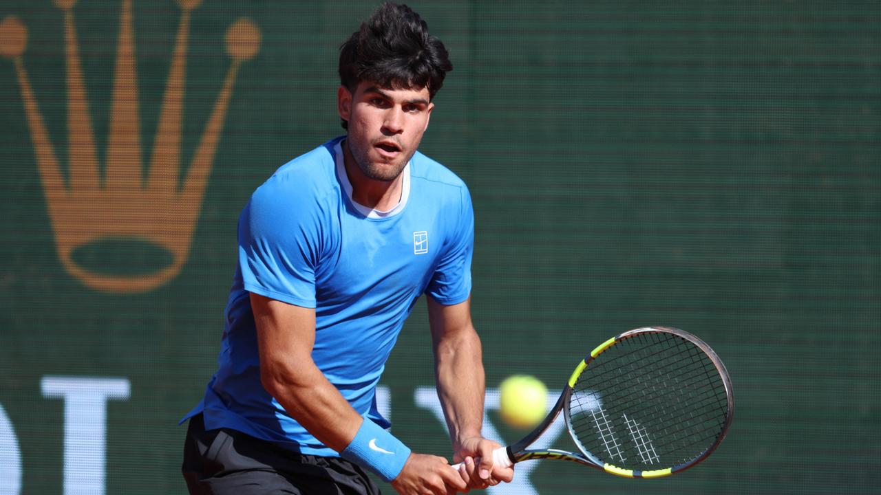 Alcaraz besiegt Etcheverry in drei Sätzen