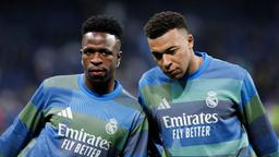 Die Real-Madrid-Stars Vinicius Jr. und Kylian Mbappé beim Aufwärmen