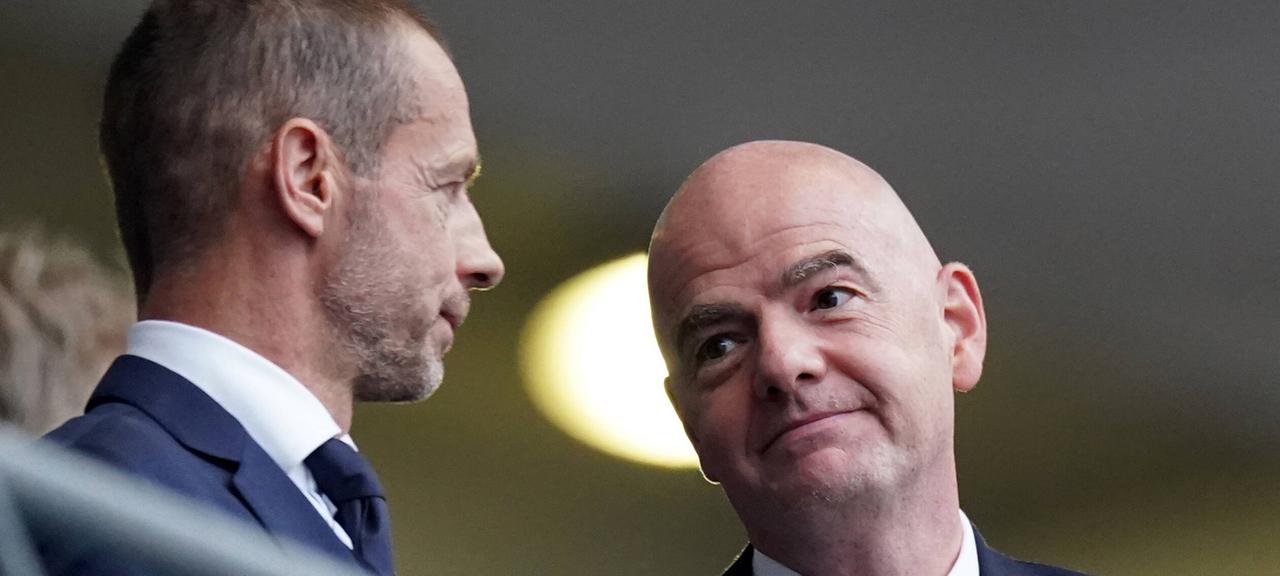 FIFA-Präsident Gianni Infantino (r.) mit UEFA-Präsident Aleksander Ceferin | imago FIFA-Präsident Gianni Infantino (r.) mit UEFA-Präsident Aleksander Ceferin