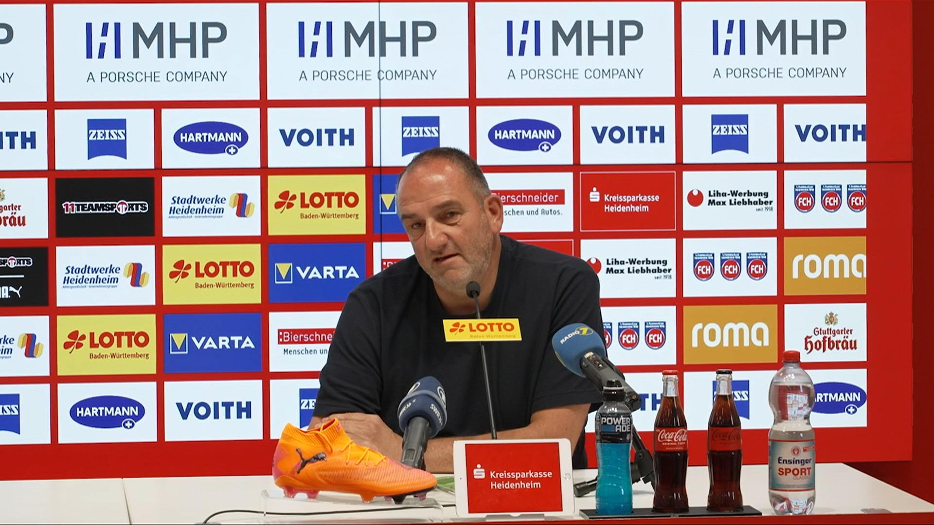 Heidenheims Trainer Frank Schmidt auf der Pressekonferenz vor dem Spiel gegen den VfB Stuttgart | Sportschau