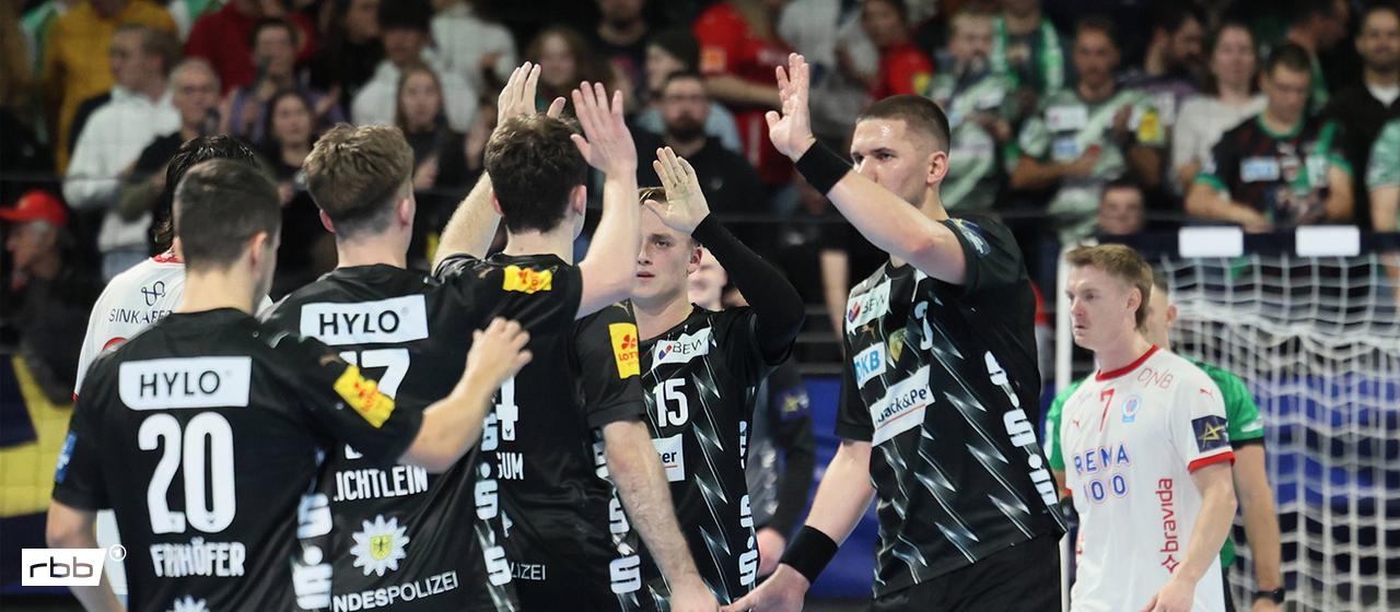 Audio: rbb24 | Nikolaus Hillmann | 16.10.2025 | IMAGO / Foto Lächler Die Spieler der Füchse Berlin feiern ihren Sieg gegen Kolstad (Foto: IMAGO / Foto Lächler)